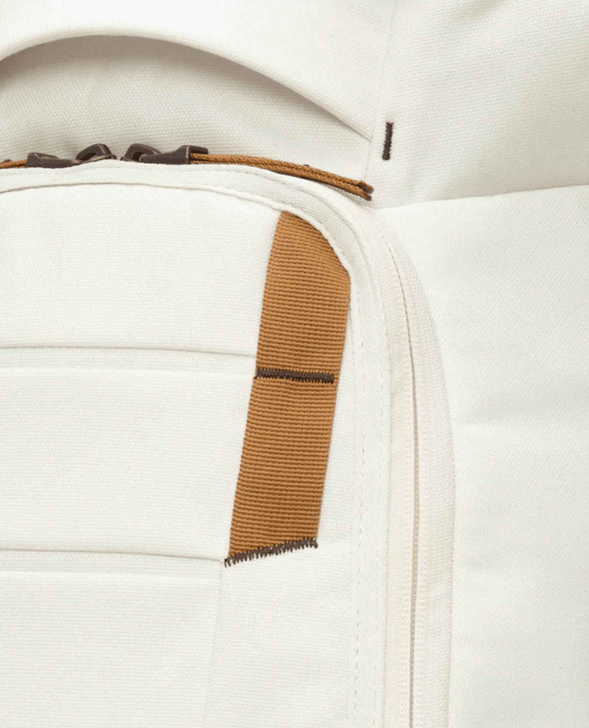 D_b_ Hugger Backpack 30L - Oatmilk - Ryggsäckar - Alpingaraget