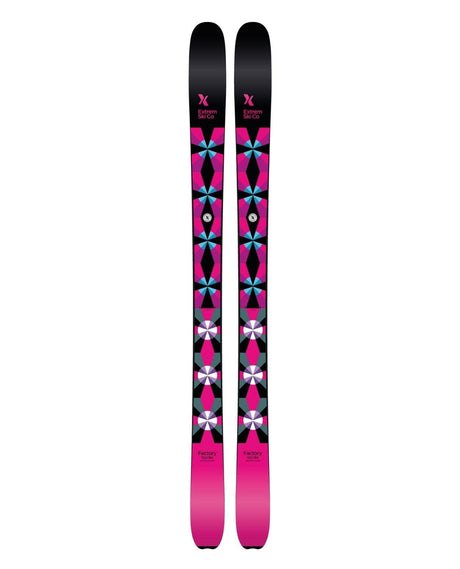Extrem Ski Co Factory 102 friåkningsskidor i svart och rosa design för allroundåkning över hela berget.