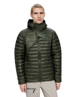 Klättermusen Lopt Hood Jacket Men i mörkgrönt visar den lätta dunjackan med huva och asymmetrisk dragkedja på modell.