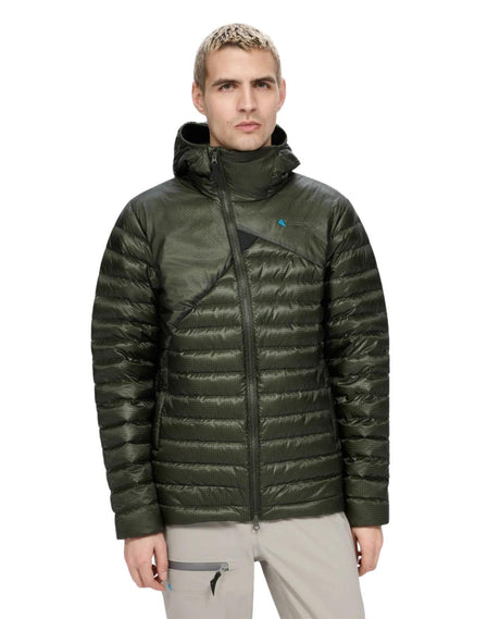 Klättermusen Lopt Hood Jacket Men i mörkgrönt visar den lätta dunjackan med huva och asymmetrisk dragkedja på modell.