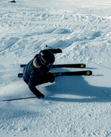 Skidåkare som gör en snygg sväng i pisten med Völkl Peregrine 82-skidor.
