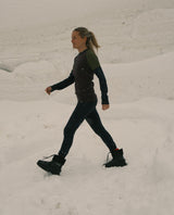 Person som promenerar i snölandskap iförd svarta FUBUKI Niseko 3.0 Low vinterstövlar.