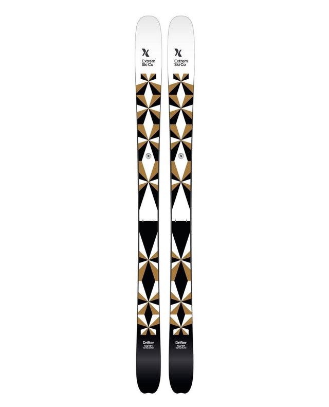 Extrem Ski Co Drifter 102 26/27 topptursskidor i vitt och beige med geometriskt mönster.