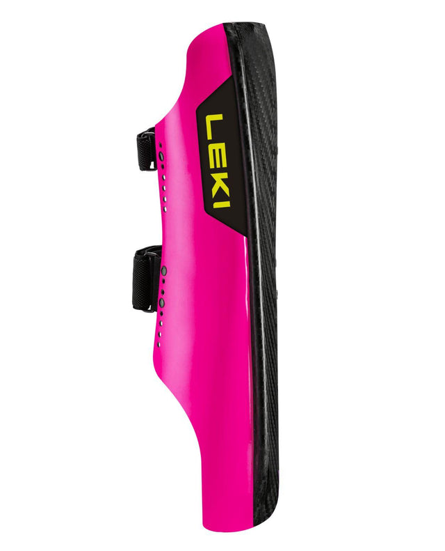 Neonrosa Leki Shin Guard Carbon Railroad Race Long i kolfiber för professionella alpina tävlingsåkare.