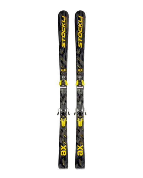Stöckli Montero AX allmountainskidor med förmonterade Strive 13-bindningar sedda rakt framifrån mot vit bakgrund.