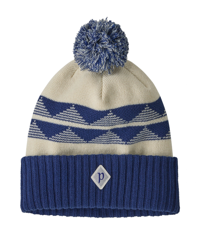 Patagonia Powder Town Beanie i vitt och blått med stickat mönster och tofs.