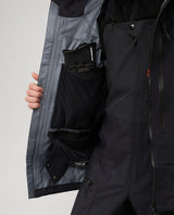 Mammut Eiger Free Pro HS Hooded Jacket i svart, närbild på insidans praktiska innerfickor och snölås.