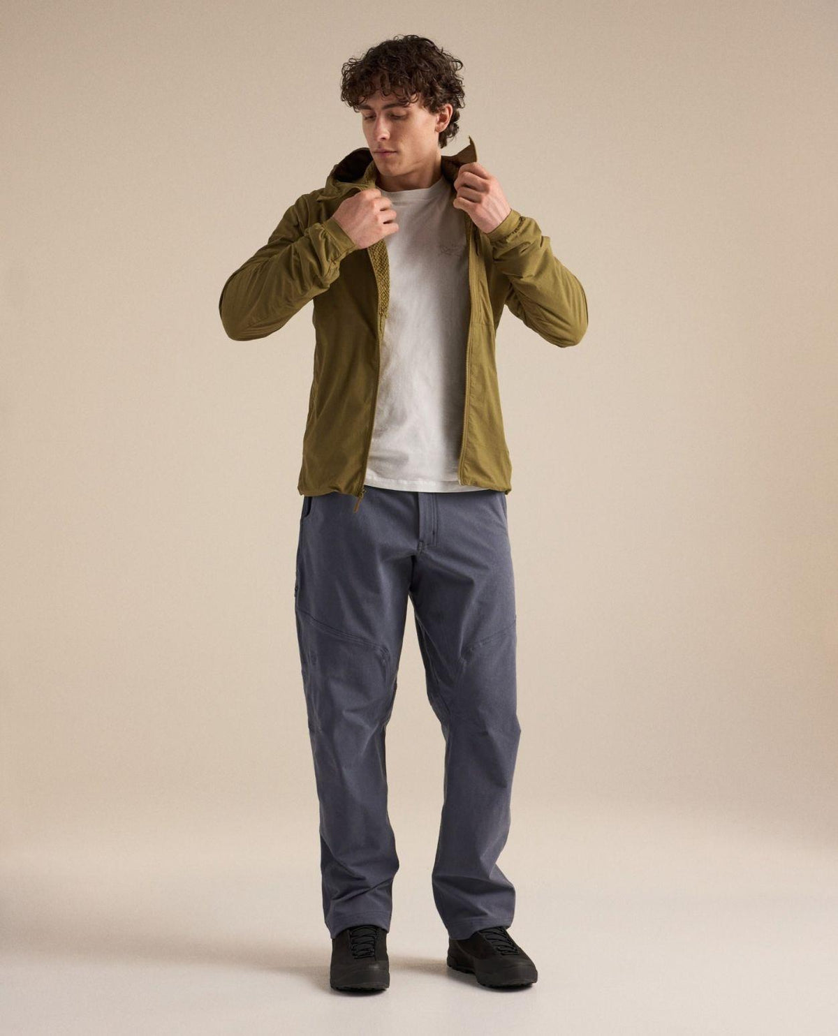 Arc'teryx Proton SL Hoody Men i färg bracken grön på modell framifrån.