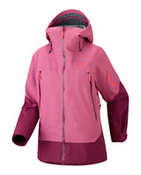 Rosa dam skidjacka med huva och dragkedja från Arc'teryx i en modell med detaljer i mörkare rosa.
