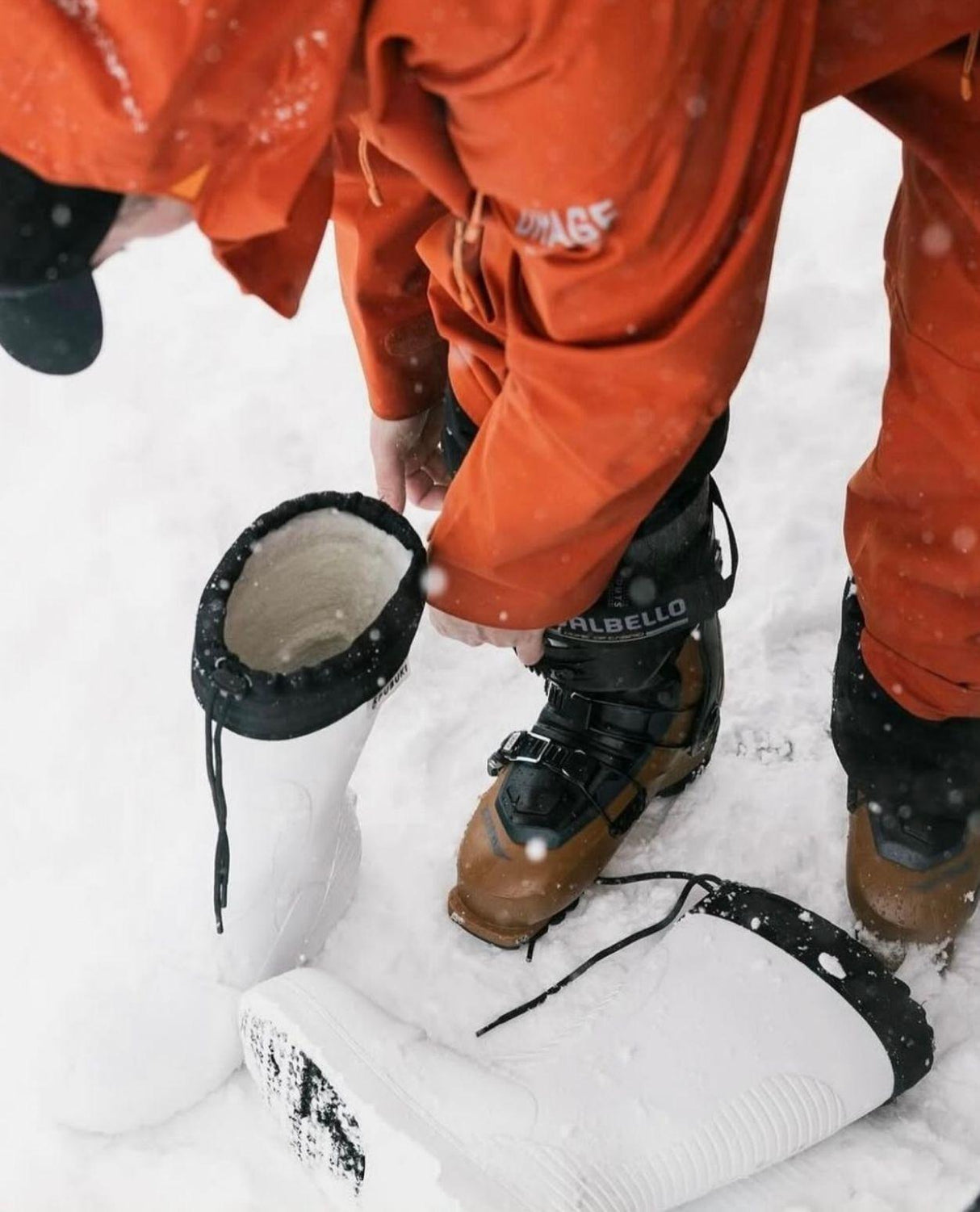 Skidåkare som byter till Fubuki Niseko 3.0 i vitt efter en dag i skidbacken.