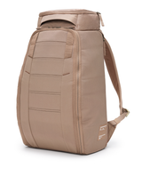 D_b_ Hugger Backpack 30L i färgen Affogato Brown, en brun och stilenlig ryggsäck för alla äventyr.