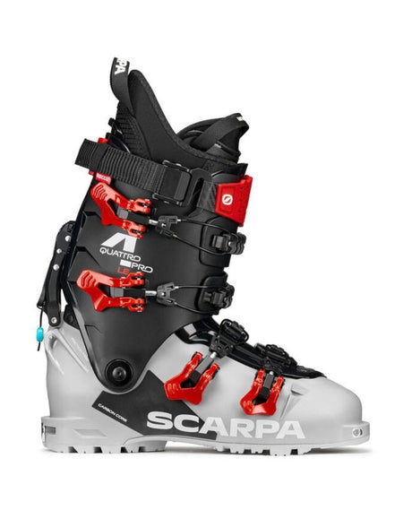 Scarpa 4-Quattro Pro LE är en Limited Edition-toppturspjäxa skapad tillsammans med åkaren Nikolai Schirmer, här visad i en grå och svart design med röda spännen.