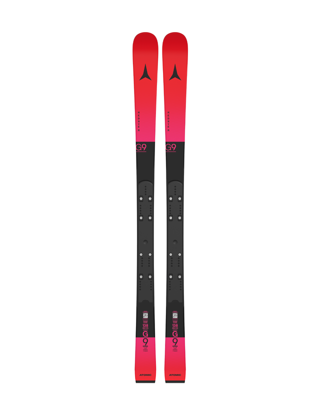 Atomic Redster G9 FIS J-RP 26/27 junior-storslalomskidor i rött och svart med monterad raceplatta.