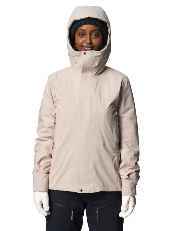 Houdini Ride Insulated Jacket dam i färg sandstorm för skidåkning.