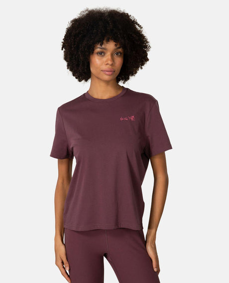 Kari Traa KT Graphic Tee i färg Cocoa Powder på modell för dam.