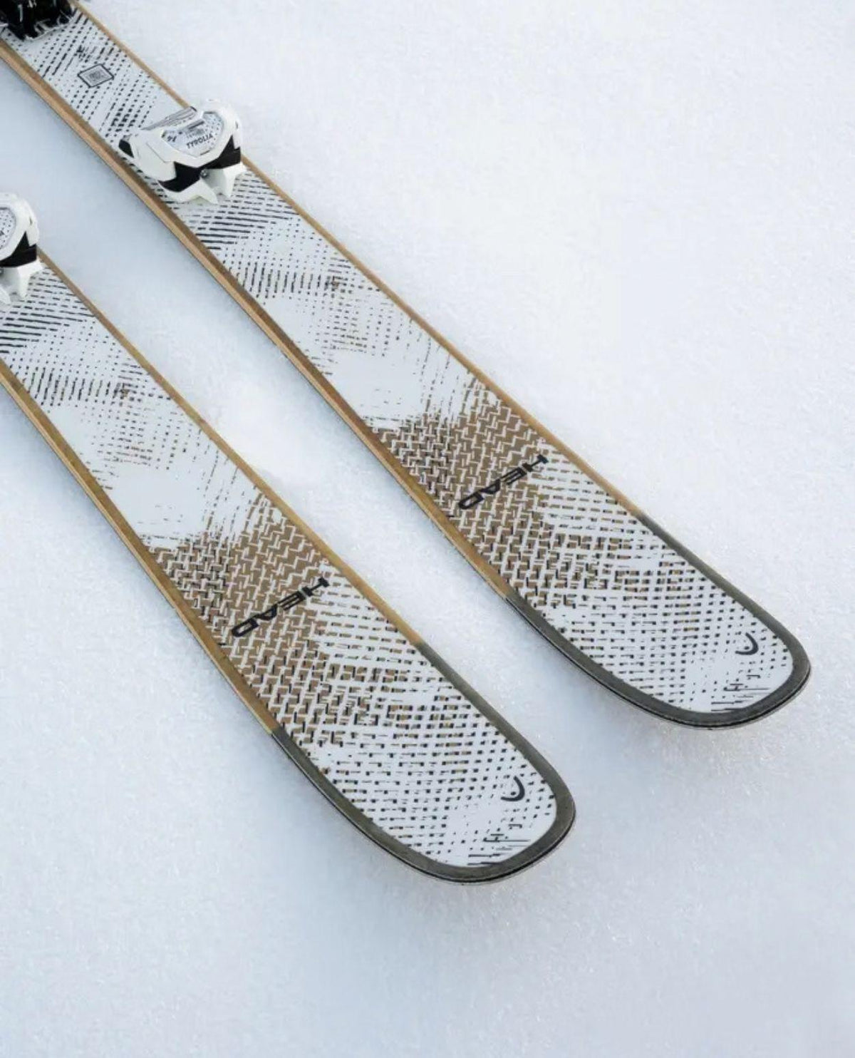 Head Kore 99 Ti Women - Allmountainskidor med vit mönstrad design i snö - Alpingaraget