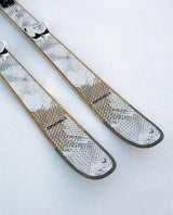 Head Kore 99 Ti Women - Allmountainskidor med vit mönstrad design i snö - Alpingaraget