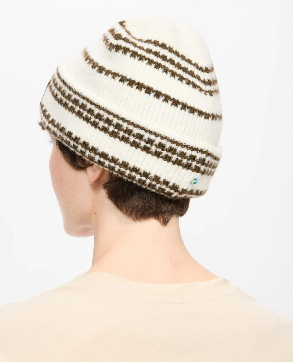 Klättermusen Runa Bandr Beanie i färg Snow med mönstrade detaljer sedd bakifrån.