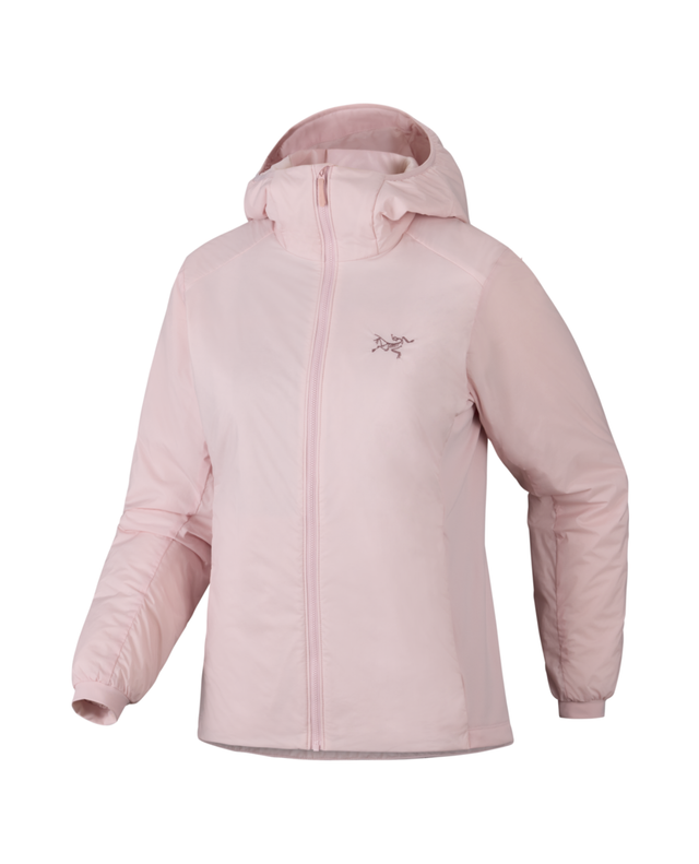 Arc'teryx Atom Hoody damjacka i ljusrosa färg, perfekt som varmt och smidigt mellanlager vid skidåkning.