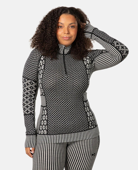 Kari Traa Smekker Half Zip i svart visar underställströjans jacquardstickade mönster och figurnära passform.