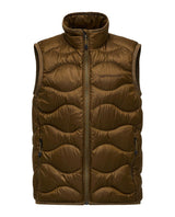 Peak Performance Helium Down Vest Junior i färgen Meadow Moss, en brun dunväst för juniorer.