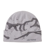 Arc'teryx Grotto Toque i grått med bergsmotiv och uppvikbar kant för kalla dagar på berget.