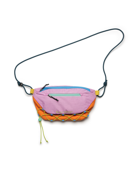 D_b_ Roamer Pro Sling Bag 6L i en färgglad design med lila och orange nyanser samt justerbar axelrem.