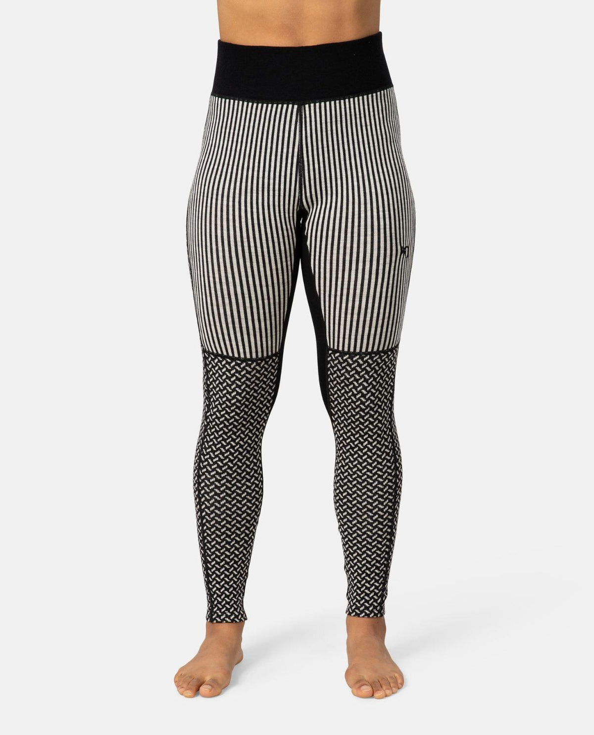 Kari Traa Smekker High Waist Pants i svart merinoull med mönstrade paneler och hög midja för dam.