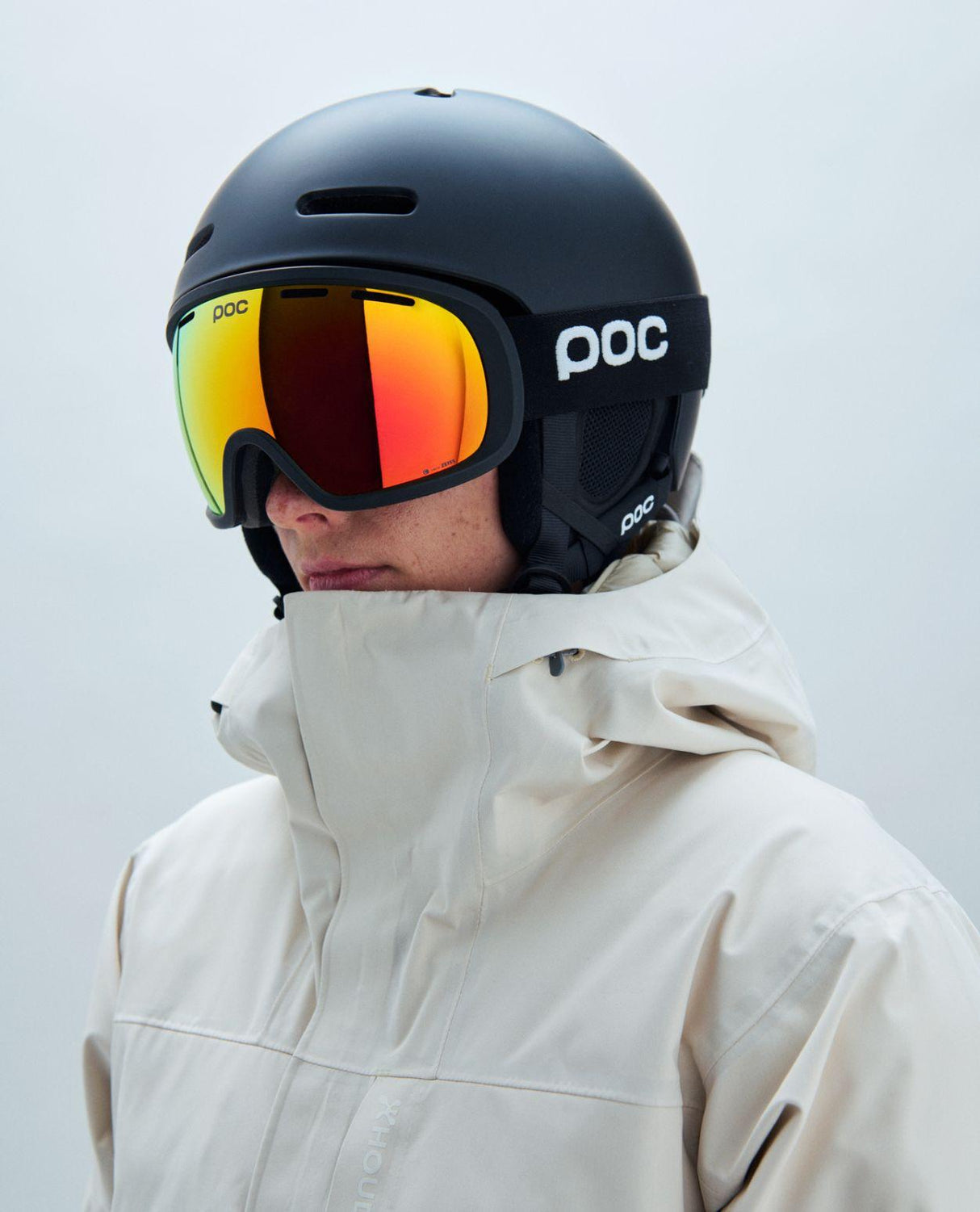 POC Fovea skidglasögon i Uranium Black med Partly Sunny Orange lins tillsammans med matchande hjälm.