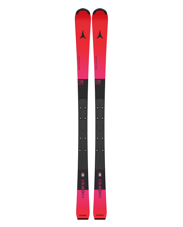 Röda och svarta Atomic Redster S9 FIS J-RP³ junior-slalomskidor med kraftfull raceplatta för tävling.