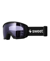 Sweet Protection Clockwork RIG Reflect i Matte Black med lila RIG Quartz-lins för skarpa kontraster i skidbacken.