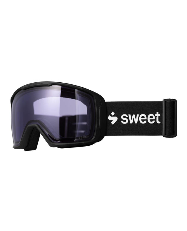 Sweet Protection Clockwork RIG Reflect i Matte Black med lila RIG Quartz-lins för skarpa kontraster i skidbacken.