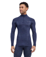 Manlig skidåkare iförd den blå långärmade funktionströjan Falke Wool-Tech Longsleeve Zip i färgvarianten Space Blue.