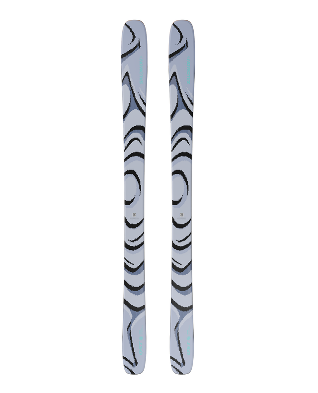 Salomon QST 100 allmountainskidor i färgen Cosmic Sky med dekorativ mönsterdesign.