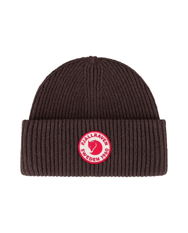 Fjällräven 1960 Logo Hat i färgen Black Oak – mjuk och värmande ribbstickad mössa för sköna dagar på berget.