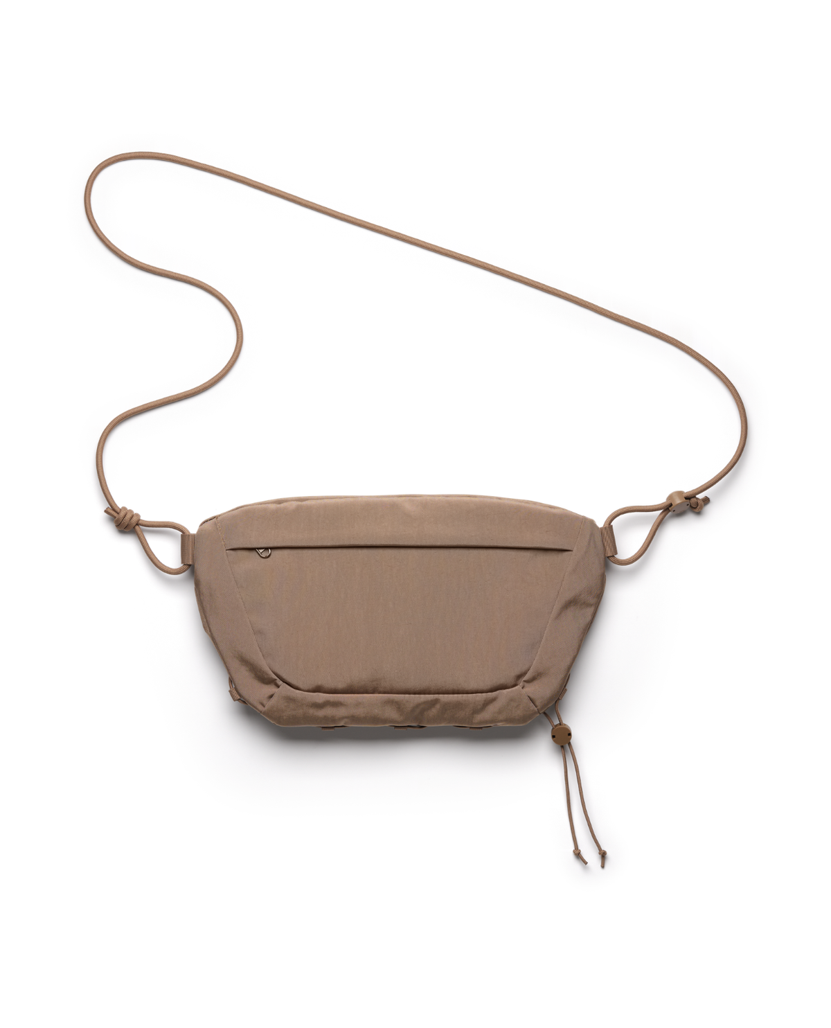 D_b_ Roamer Pro Sling Bag 6L i färgen Affogato Brown, en mångsidig och smidig väska.