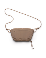 D_b_ Roamer Pro Sling Bag 6L i färgen Affogato Brown, en mångsidig och smidig väska.