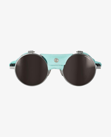 Julbo Vermont Classic Spectron 4 solglasögon i ljusblått med runda mörka linser och praktiska sidoskydd.