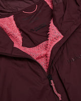 Närbild på insidan och kragen av Peak Performance Freelight Alpha Jacket Women i färgen porto med rosa Polartec-foder.