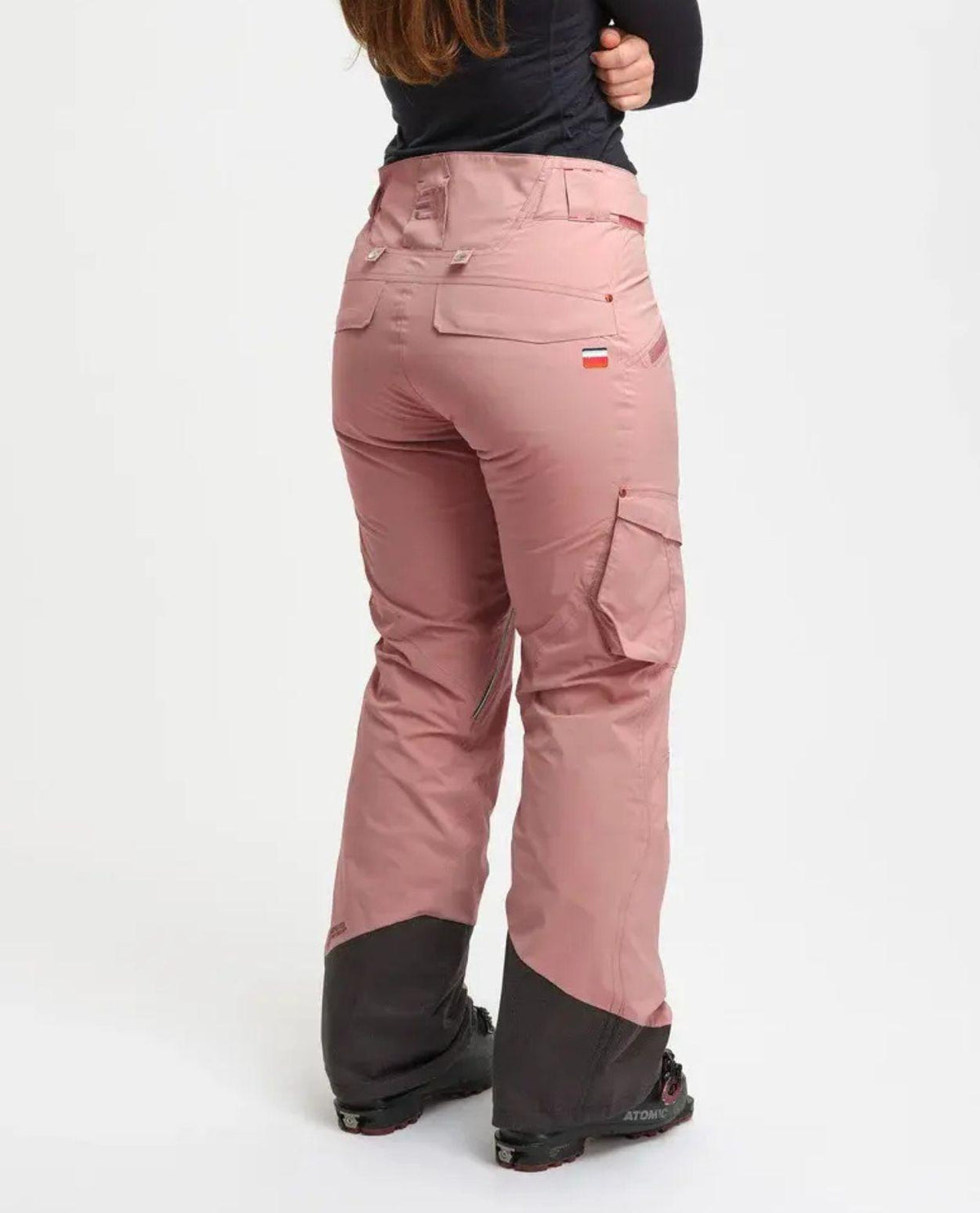 Elevenate Lavancher Cargo Pants Dam i mörkrosa färg, visade bakifrån på modell.