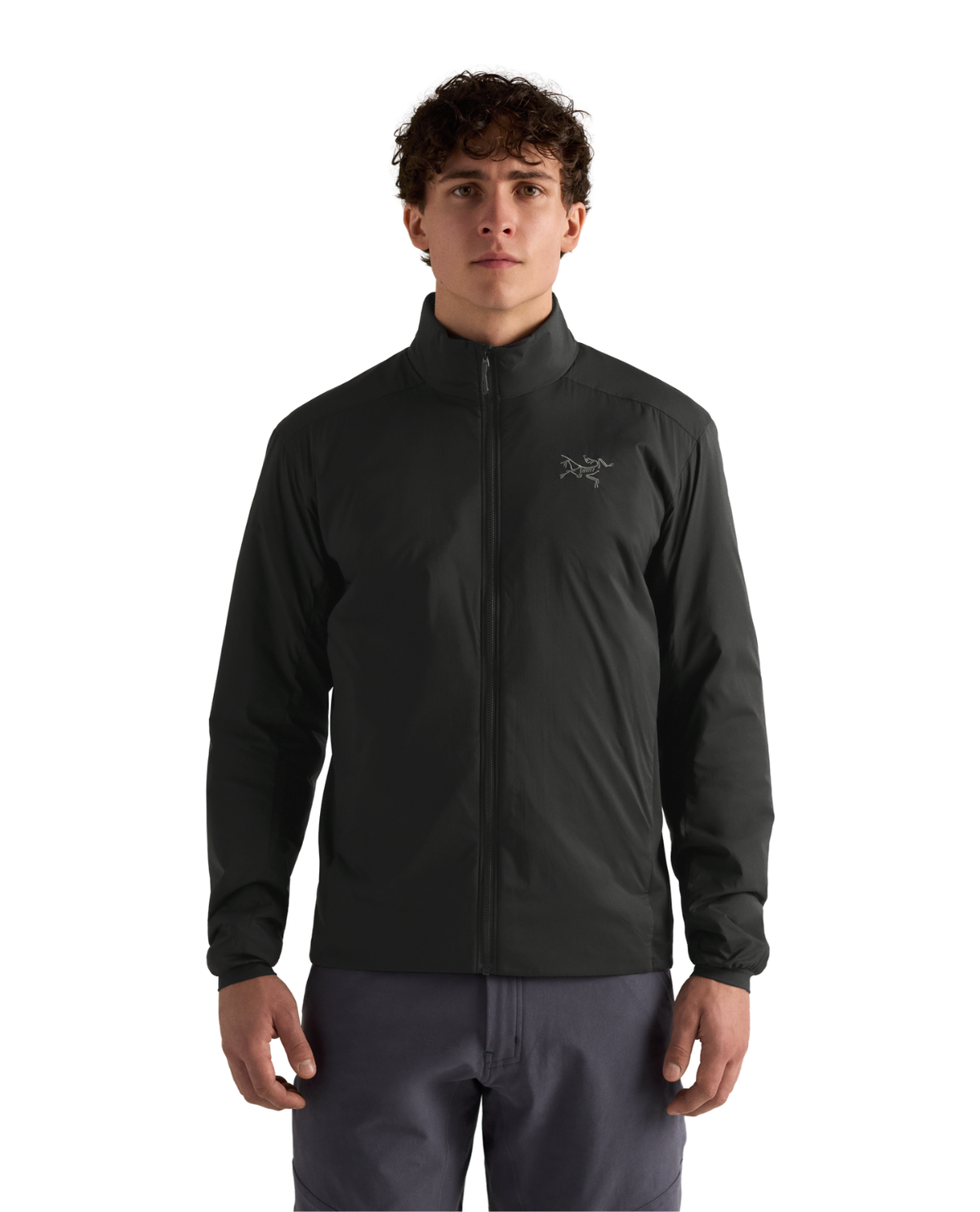 Manlig modell i svart Arc'teryx Atom Jacket, ett smidigt och varmt mellanlager för skidåkning.