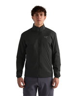 Manlig modell i svart Arc'teryx Atom Jacket, ett smidigt och varmt mellanlager för skidåkning.