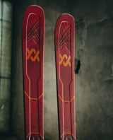 Völkl M7 Mantra allmountainskidor med röd design och detaljer på spetsarna.