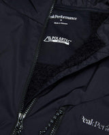 Närbild på insidan, logotypen och Polartec Alpha-detaljen på Peak Performance Freelight Alpha Jacket Men i svart.