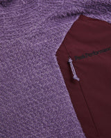 Detaljbild på bröstfickan av lila skidjacka Peak Performance Freelight Alpha Hood Women i strukturerat material.