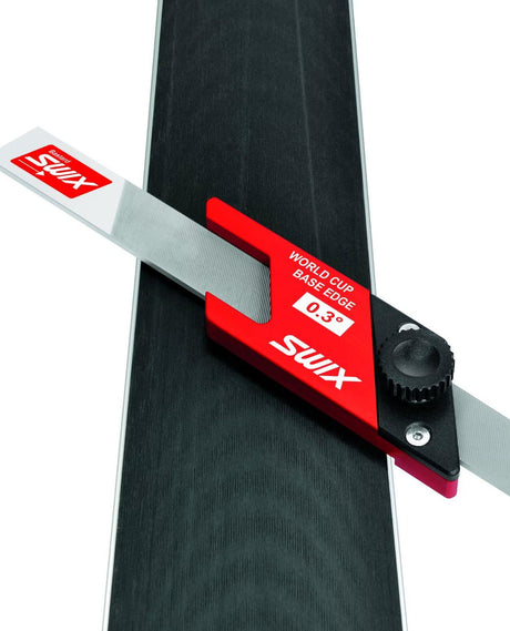 Swix World Cup Base Edge Beveling Tool 0.3 används på skidan för exakt kantbearbetning - Skidtillbehör - Alpingaraget