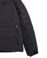 J.Lindeberg Thornton Down Jacket Men - Svart närbild på ärm och fickdetaljer