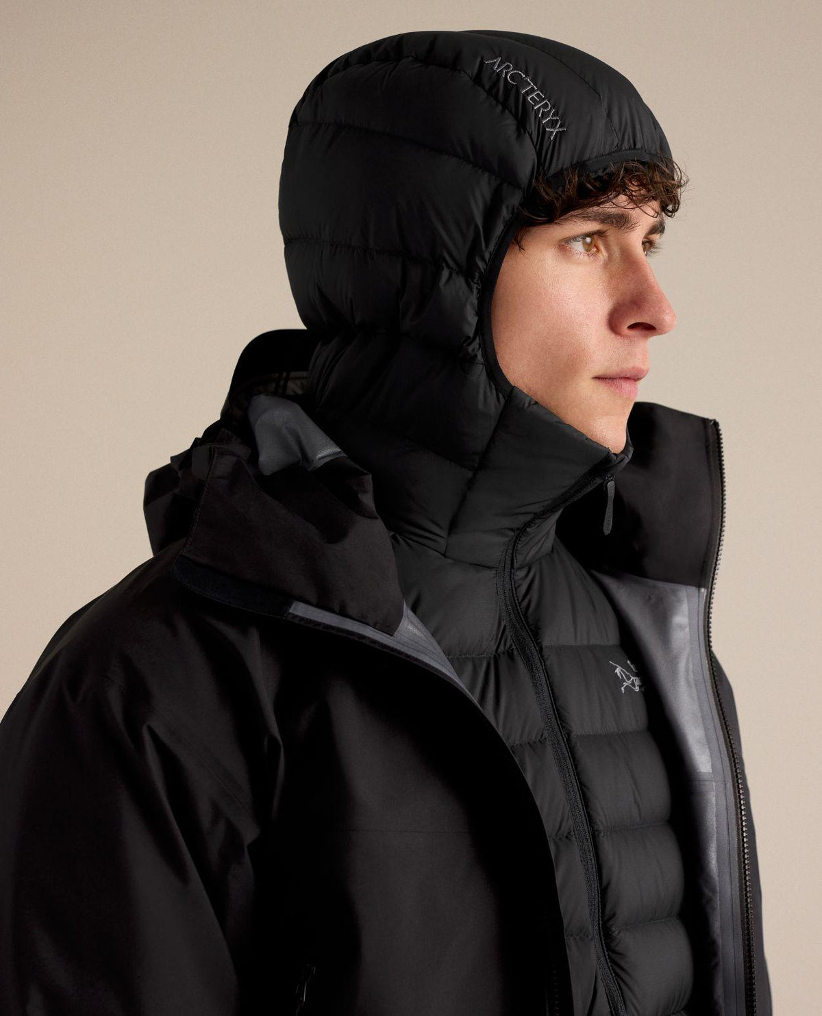 Arc'teryx Cerium Hoody Men svart dunjacka med huva för herr på modell från sidan.
