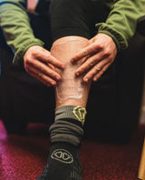 Person som sätter på en Sidas Shin Protector EVO på skenan.