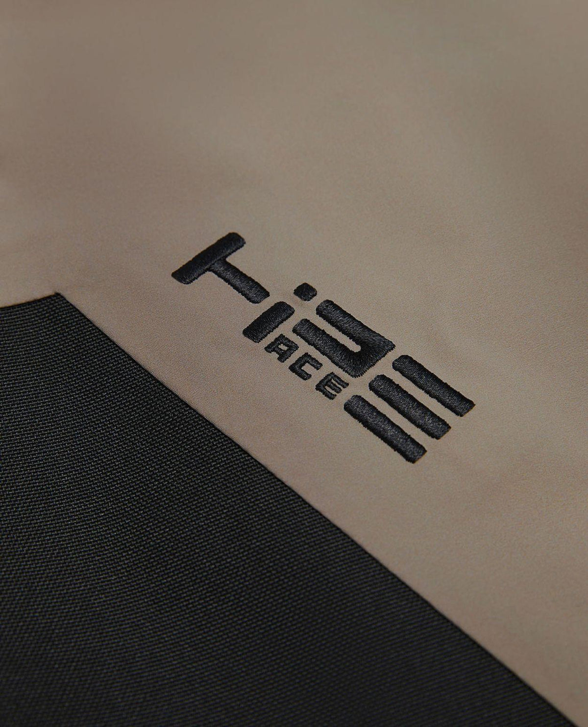 Peak Performance Edge 3L AOP Bib Pants - Detaljbild på HiPE-logotyp och material